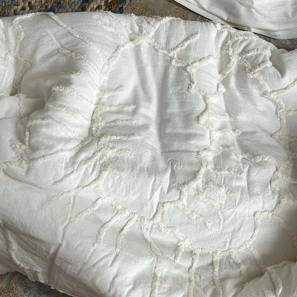 Urban Outfitters Margot Tufted Floral Comforter Twin/ Twin XL NWT